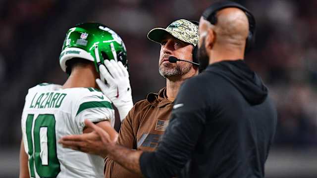 QB Aaron Rodgers interacts with head coach Robert Saleh and WR Allen Lazard